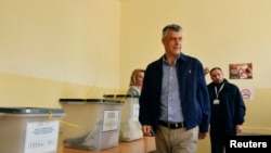 Hashim Thaci na glasanju u Prištini