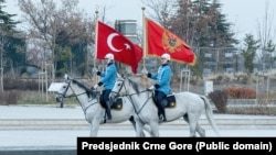 Zastave Turske i Crne Gore povodom dočeka predsjednika Jakova Milatovića u Ankaru, decembar 2024. 