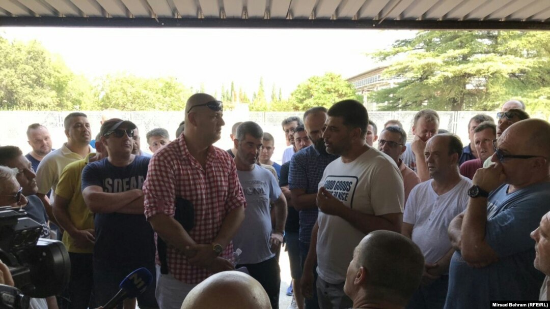 Radnici Aluminija ispred fabrike