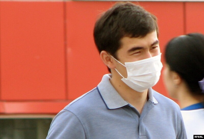 Молодой мужчина в маске. Астана, 23 июля 2009 года.