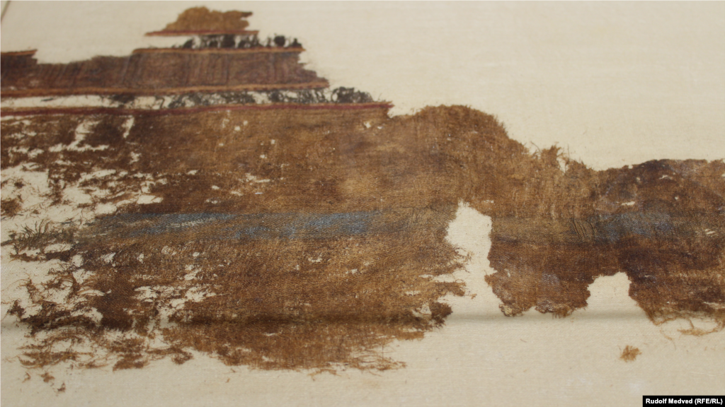 Фрагмент шовкового шарфа з облямівкою і куфічним написом, знахідка середньовічного могильника, село Золоте під Керчю