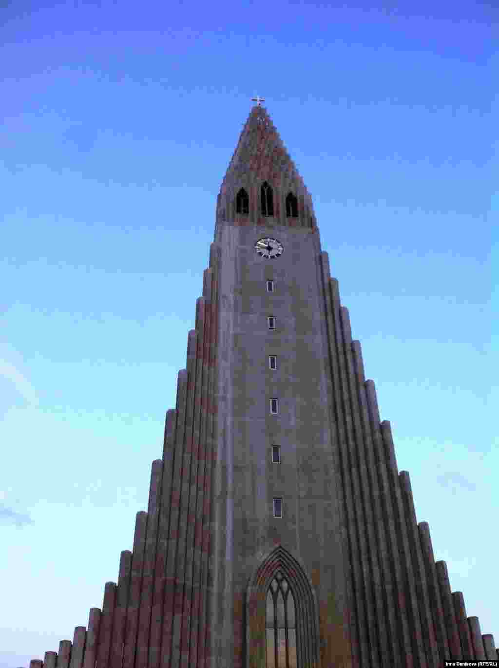 Так выглядит колокольня лютеранского собора Хадльнримскрирхья, главного в Рейкъявике -архитектор задумывал сделать что-то похожее на извержение вулкана. Внутри церкви - орган высотой 15 метров и весом в 25 тонн.&nbsp;