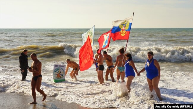 «Знаменосцы» и море: как в Крыму открывали 49-й сезон зимнего плавания (фотогалерея)