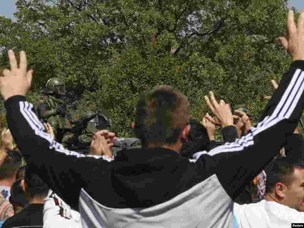 Kosovski Srbi okupljeni na graničnom prelazu Jarinje, 27.09.2011. Foto: Reuters 