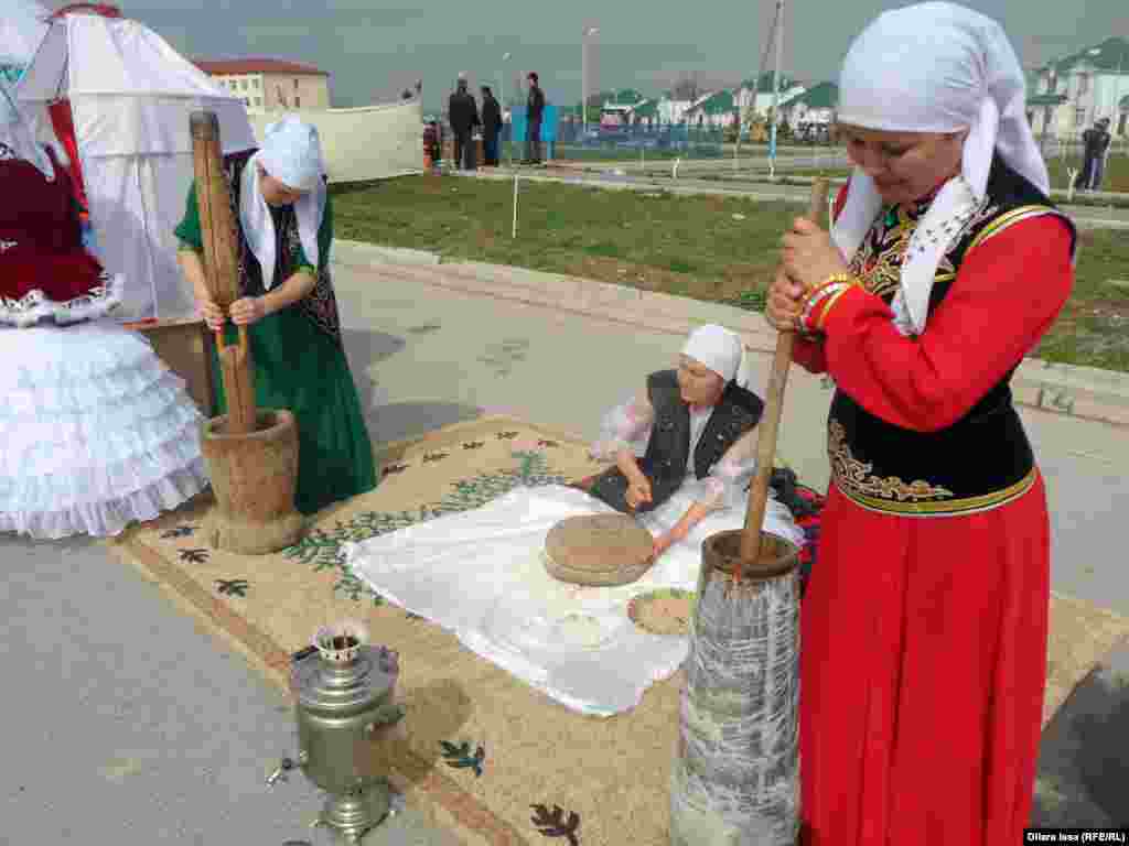 Женщины взбивают кумыс.