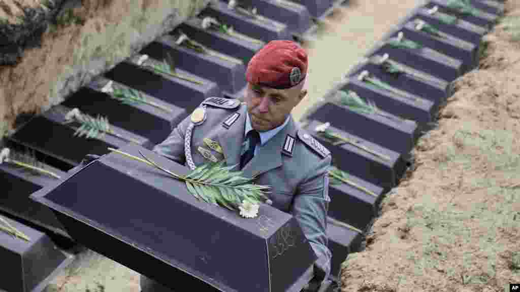 Egy Berlin melletti erdőben a múlt héten ünnepélyesen, katonai tiszteletadás mellett eltemették a Wehrmacht 107 elesett katonájának maradványait