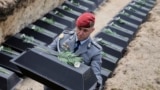 <p>Egy Berlin melletti erdőben a múlt héten ünnepélyesen, katonai tiszteletadás mellett eltemették a Wehrmacht 107 elesett katonájának maradványait