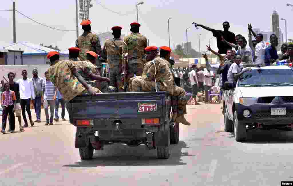 СУДАН - Војската во Судан извршила воен удар и соопшти дека го уапсила долгогодишниот претседател Омар ал Башир.