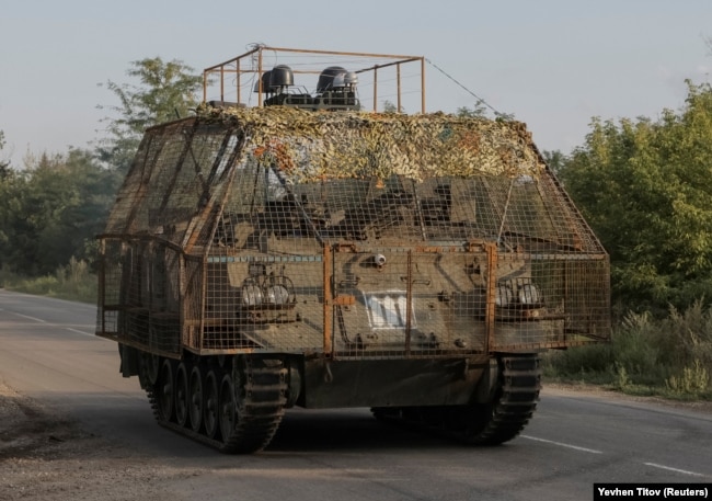 Forcat ukrainase udhëtojnë në një transportues të blinduar pranë qytetit të vijës së frontit, Kostiantinivka.