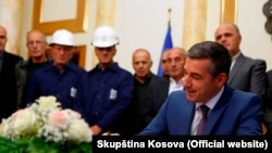 Predsednik Skupštine Kosova, Kadri Veselji prilikom potpisivanja Zakona o Trepči, Priština 10. oktobra 2016.