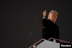 Президент США Дональд Трамп під час посадки на борт літака Air Force One під час вильоту до Флориди на об'єднаній базі Ендрюс, США, 9 січня 2026 року