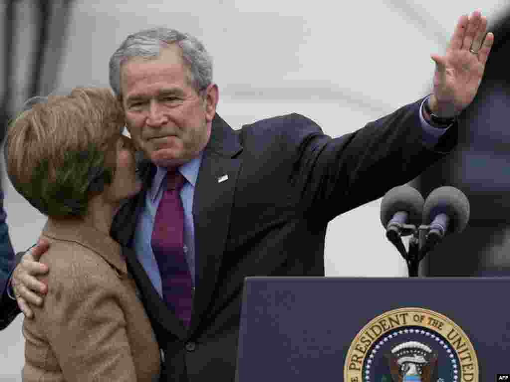 U.S. -- President George W. Bush hugs Laura Bush, as he gives an emotional wave of appreciation after speaking on the transition to administration employees, Washington DC, 06Nov2008 - UNITED STATES, Washington : US President George W. Bush hugs First Lady Laura Bush, as he gives an emotional wave of appreciation after speaking on the transition to administration employees November 6, 2008, on the South Lawn of the White House in Washington. Bush said Thursday he and president-elect Barack Obama would discuss major issues like global economic turmoil and the war in Iraq "early next week."