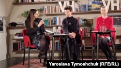  У чеській столиці відбувся показ фільму «Дати голос українським дітям, які повернулись із примусових депортацій до Росії». Його режисерка – Тетяна Ходаківська (у центрі на фото)