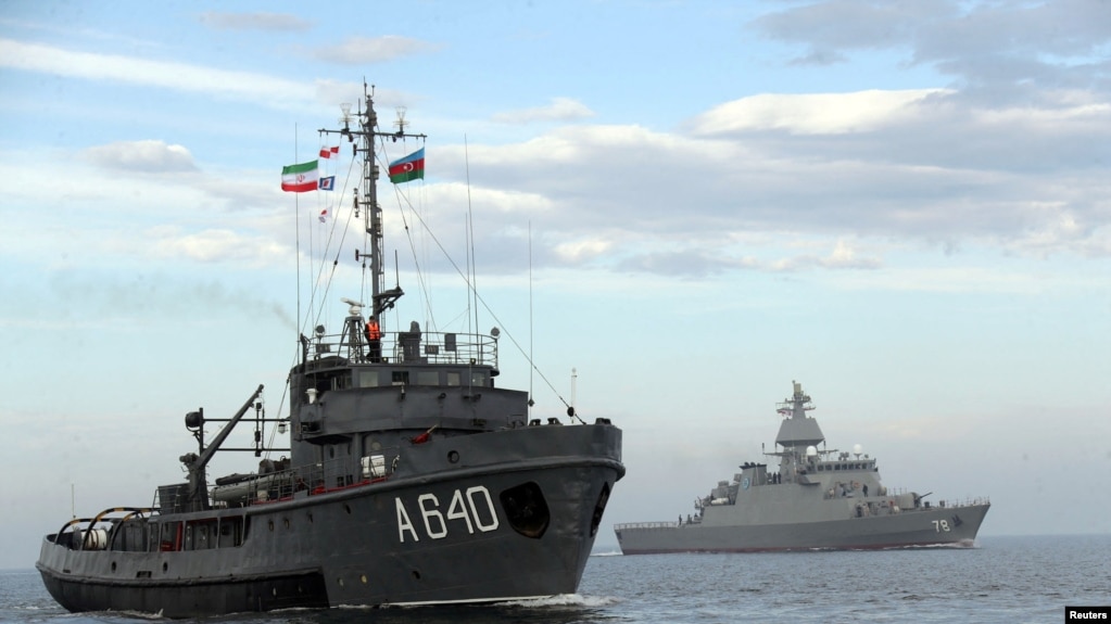 دو رزمناو ایران و جمهوری آذربایجان در جریان مانوری مشترک در دریای خزر