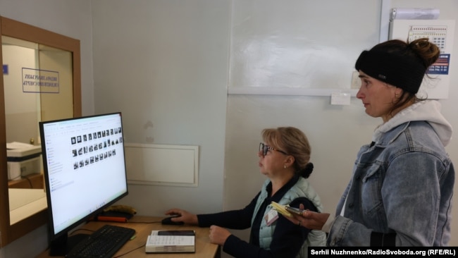 Вікторія Гаращенко (за комп'ютером) та Людмила Ісакова