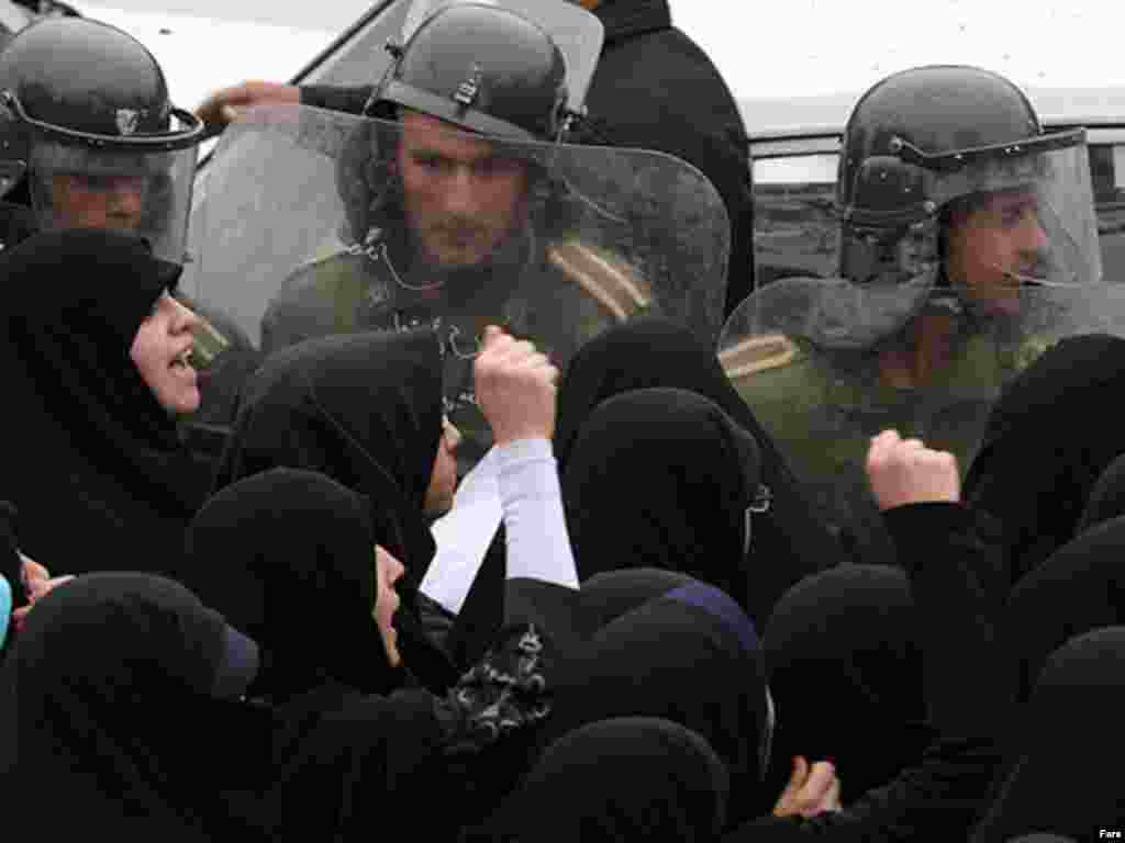 Iran,Hundreds of Iranian students crowded outside the British Embassy in Tehran, 04/01/2007