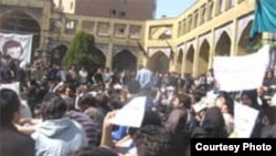 Students at Sharif University in 2006 protest the burial of war dead on campus.