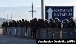 Сотрудники полиции стоят на въезде в село Масанчи. 8 февраля 2020 года.