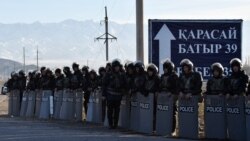 Сотрудники полиции стоят на въезде в село Масанчи. 8 февраля 2020 года.
