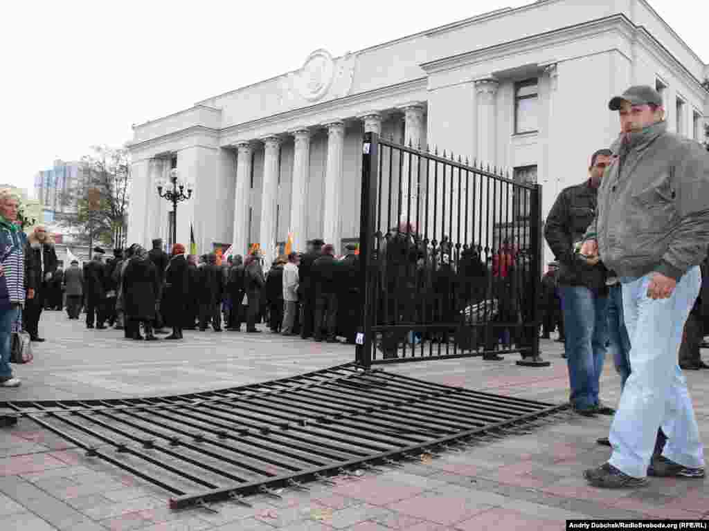 Мітынг чарнобыльцаў каля Вярхоўнай Рады Ўкраіны, агароджа