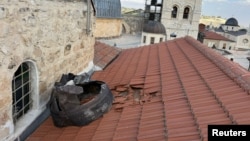 Fragment de rachetă pe acoperișul Bisericii Sfântului Mormânt din Ierusalim, pe 16 martie 2026.