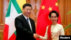 Liderka Mjanmara Aung San Suu Kyi, koja je trenutno u kućnom pritvoru, prilikom susreta sa Xi Jinpingom, predsednikom Kine 18. januara 2020 u glavnom gradu Mjanmara Najpidu. 