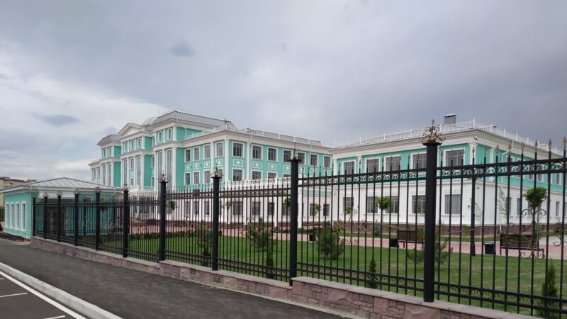 “Газпром” Бишкекке курган мектепти өзү иштетмей болду