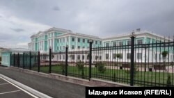 Школа, построенная компанией «Газпром» в Бишкеке, иллюстративное фото.