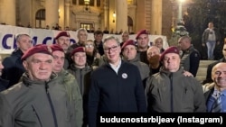 Predsednik Srbije Aleksandar Vučić sa ratnim veteranima ispred Skupštine Srbije, 22. oktobar 2025.
