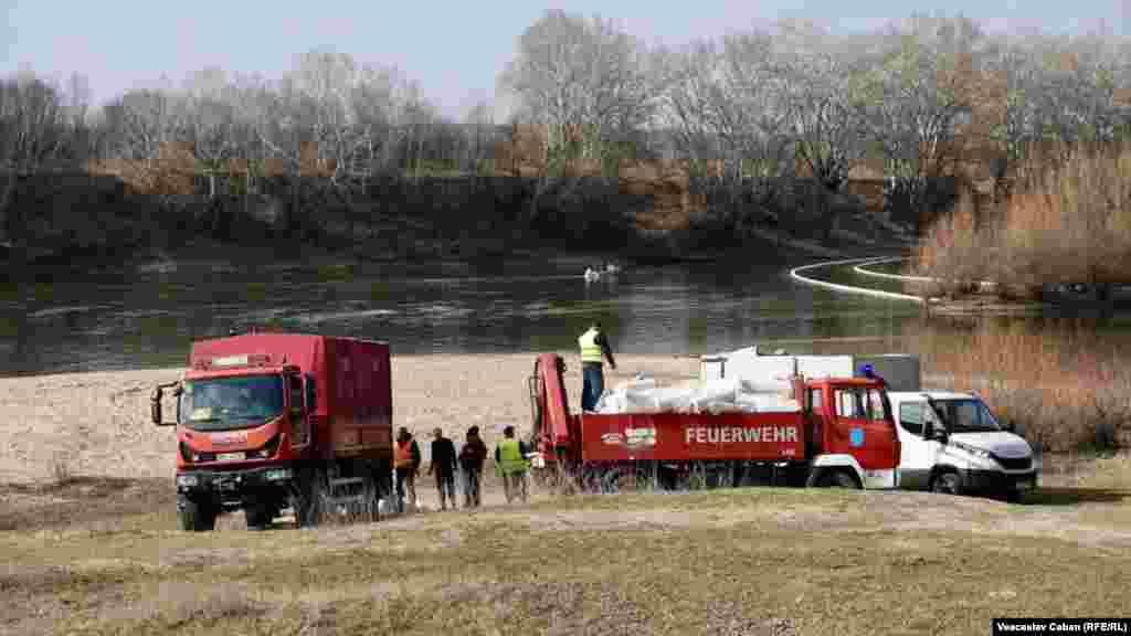 Російські провладні медіа, висвітлюючи кризу, не згадують про російські удари, і пов’язують її з попередніми суперечками між Україною та Молдовою щодо використання Дністра.На фото робітники встановлюють загородження для очищення Дністра, 16 березня 2026 року