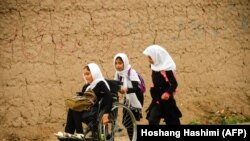 سه دختر در حال رفتن به مکتب در ولایت هرات. April 11, 2019