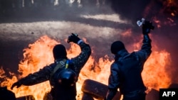 Протесты в Киеве переросли в столкновения с полицией. 18 февраля 2014.