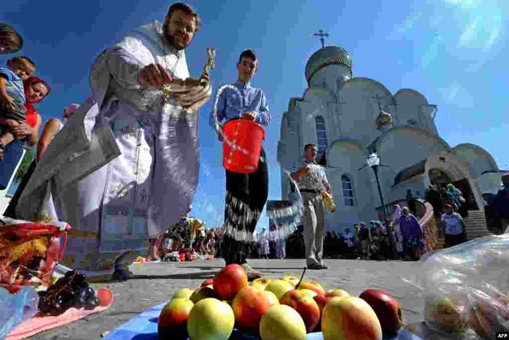 &quot;Iablocinîi spas&quot; - sfinţirea fructelor de ziua Schimbării la Faţă a lui Isus Hristos, oraşul Turov, Belarus, 19 august 2013