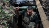 Военный 30-й ОМБр ВСУ несет снаряд для самоходной гаубицы 2С1 «Гвоздика» на передовой в Донецкой области, 13 августа 2025 года