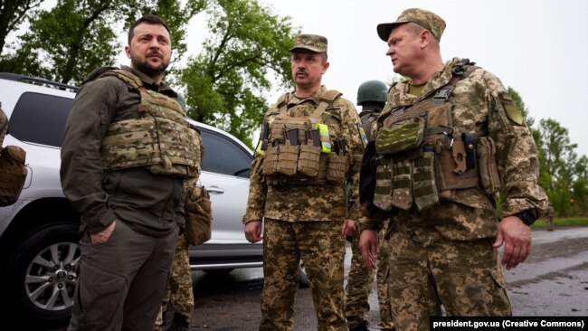 Presidenti ukrainas, Zelensky gjatë vizitës së tij në Harkiv.