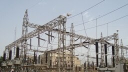 زیرساخت‌های انتقال برق در سراسر عراق به دلیل فرسودگی حدود ۳۰ تا ۵۰ درصد از انرژی در گردش را هدر می دهند. (عکس از آرشیو)