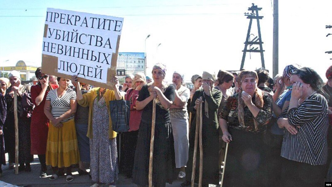 «Антитеррористические» маневры ФСБ совершено случайно совпали с очередным митингом оппозиции. На фото - одна из акций против президента Зязикова