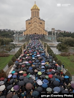 მლოცველთა რიგი სამებაში პარასკევს, 20 მარტს. მთავრობის ადმინისტრაციის ფოტო.