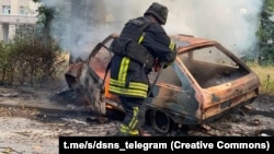 У Державній службі з надзвичайних ситуацій додали, що пожежу ліквідували під загрозою повторних ударів