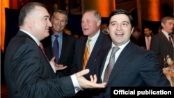 Анар Маммадов (справа) - основатель Azerbaijan-America Alliance, Елин Сулейманов (слева) - посол Азербайджана в США и американский сенатор Ричард Бурр (на заднем плане).