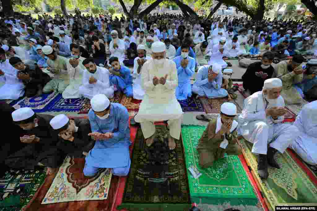 Мюсюлмани по време на молитва в Пешавар, Пакистан.