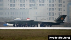 Китайский истребитель-невидимка J-20, принятый на вооружение в 2017 году.