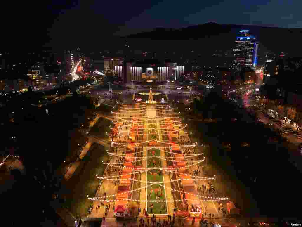 O imagine aeriană surprinde vizitatori la târgul tradițional de Crăciun din fața Palatului Național al Culturii, Sofia, Bulgaria, pe 19 decembrie 2025.