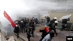 Турецкая полиция разгоняет участников антиправительственной акции протеста водометами и слезоточивым газом. Стамбул, 1 мая 2014 года.