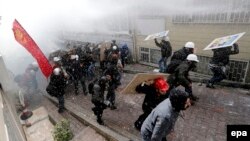 Столкновение между демонстрантами и полицейскими в центре Стамбула. 1 мая 2014 года.