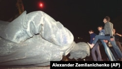 Під час знесення пам'ятника Феліксу Дзержинському в Москві у ніч на 23 серпня 1991 року 