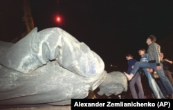 The infamous statue of Feliks Dzerzhinsky bites the dust in Moscow in August 1991.