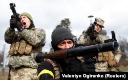 آموزش نیروهای داوطلب اوکراینی برای استفاده از دوش‌پرتاب‌های ضد تانک در ۹ مارس