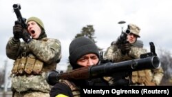 Бойцы территориальной обороны ВСУ тренируются с противотанковой установкой РПГ-7