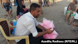 Çimərlikdə pambıq satan Vüsal